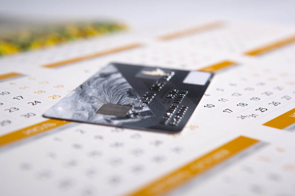 Karta kredytowa na tle kalendarza - konsolidacja kredytów to najwygodniejsze rozwiązanie. Habza Finanse - konsolidacja chwilowek online